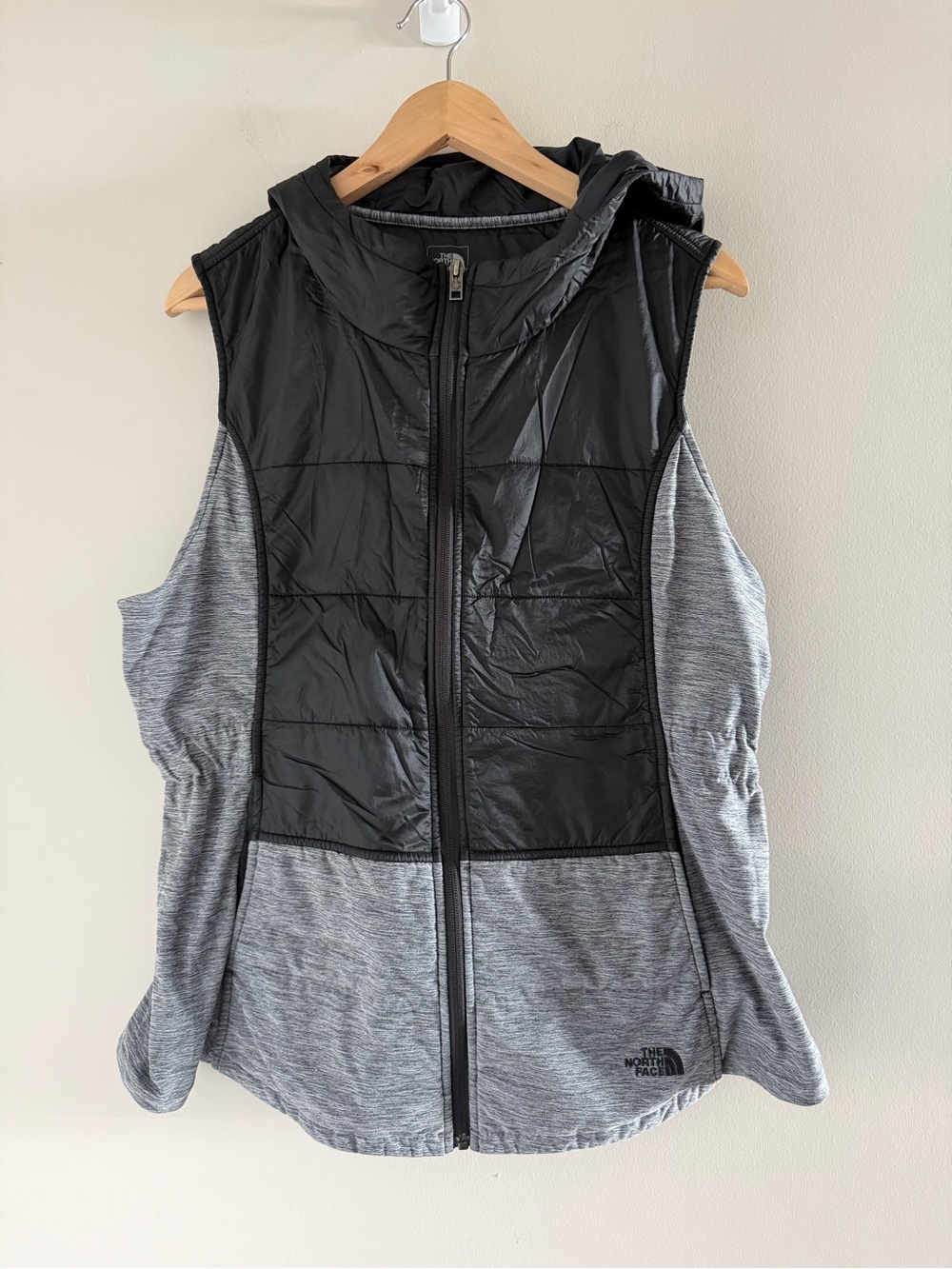 The North Face Black & Gray Hooded Women's XL Vest Outdoor Full Zip - Picture 2 of 11